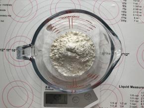 准备好所有的材料，面粉和泡打粉混合后过筛备用