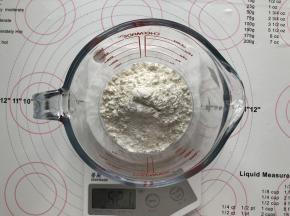 准备好所有的材料，面粉和泡打粉混合后过筛备用