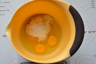 鸡蛋和糖粉放在打蛋盆里，用手动打蛋器搅打均匀