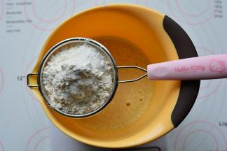 筛入混合好的低筋面粉和泡打粉，用手动打蛋器搅打均匀