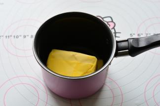 黄油放在小奶锅里面
