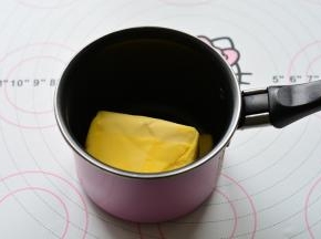 黄油放在小奶锅里面