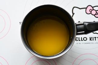 隔水融化放凉备用