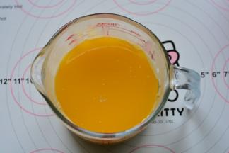 把融化的黄油倒入搅拌好的面糊中，搅拌均匀，搅拌好的面糊，放在打蛋盆里静置15分钟