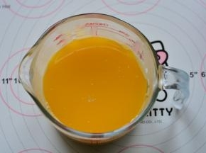 把融化的黄油倒入搅拌好的面糊中，搅拌均匀，搅拌好的面糊，放在打蛋盆里静置15分钟