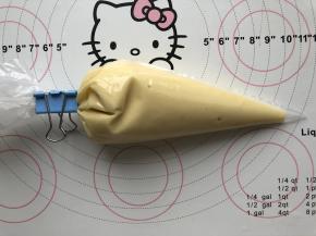 把静置好的面糊装在一次性的裱花袋中，放冰箱冷藏一夜