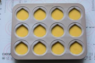 准备好模具，把搅拌好的面糊挤入模具至八分满，用力震几下消除气泡