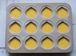 准备好模具，把搅拌好的面糊挤入模具至八分满，用力震几下消除气泡