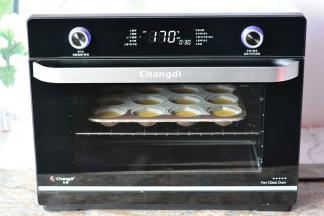 预热好的烤箱放入模具，烘烤30分钟，出炉后脱模就可以食用了