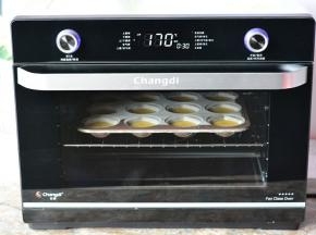 预热好的烤箱放入模具，烘烤30分钟，出炉后脱模就可以食用了