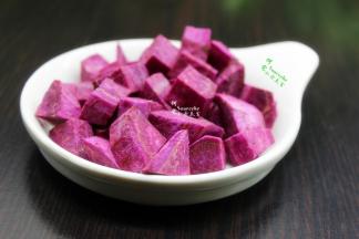 把紫薯洗净，去皮，切小方块，太大块煮的时候时间要长些。