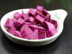 把紫薯洗净，去皮，切小方块，太大块煮的时候时间要长些。