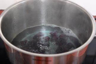 再次大火煮沸，转为中小火。