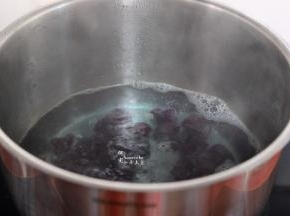 再次大火煮沸，转为中小火。