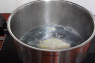 紫薯煮好之后加入燕麦片，关火，搅拌均匀。我采用的燕麦片是可以用沸水冲一冲就可以吃的。所以倒入之后，关火搅拌之后，香滑浓稠。