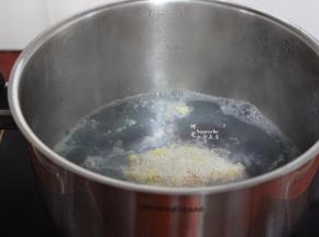 紫薯煮好之后加入燕麦片，关火，搅拌均匀。我采用的燕麦片是可以用沸水冲一冲就可以吃的。所以倒入之后，关火搅拌之后，香滑浓稠。