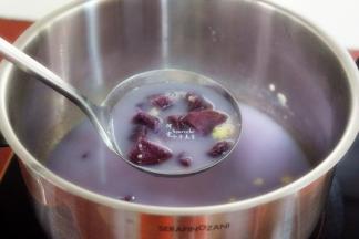 燕麦片是原味，没有糖，紫薯有微甜，这个时候加入适量的白砂糖，拌均，香甜可口，太好吃了。