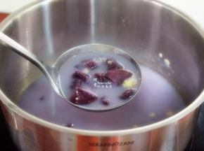 燕麦片是原味，没有糖，紫薯有微甜，这个时候加入适量的白砂糖，拌均，香甜可口，太好吃了。