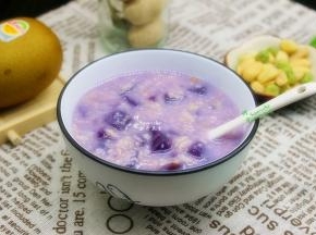 如果完全不吃糖的，可以不用加糖，淡淡的甜味，也很好吃。拌均之后稍等2-3分钟，味道更佳。