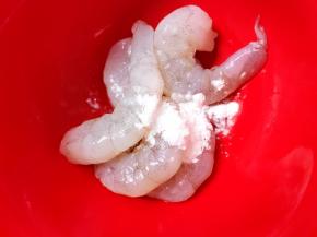 虾仁加入盐和淀粉抓匀