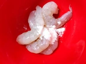 虾仁加入盐和淀粉抓匀