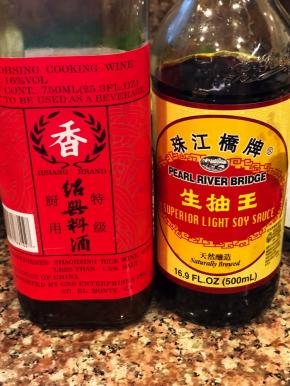 准备生抽，料酒。其实最好是玫瑰露。家里正好用完，所以我只好用料酒代替。