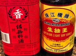 准备生抽，料酒。其实最好是玫瑰露。家里正好用完，所以我只好用料酒代替。