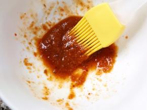 蒜蓉辣椒酱加入少许清水调匀