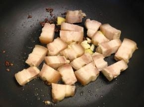 放入五花肉