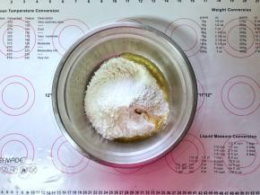 2、高筋面粉、盐、白糖、玉米油倒入盆中混合均匀。