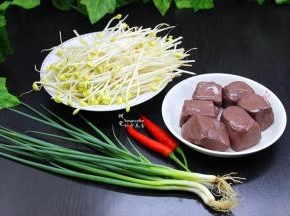 食材：猪血、豆芽、辣椒、香葱、香菜、生姜、胡椒粉、油、盐