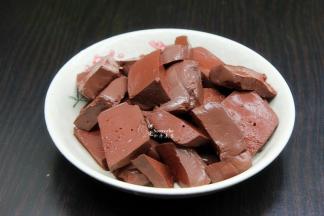 猪血浸泡，捞出，沥干水，切块。猪血容易碎，切的时候要准、大力、快，这样才能成块。