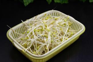 豆芽去根本，把豆壳去掉，洗净，沥干水。辣椒、生姜、香葱、香葱也分别洗净切好，待用