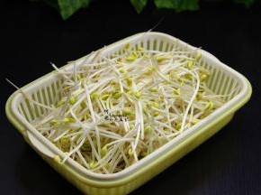豆芽去根本，把豆壳去掉，洗净，沥干水。辣椒、生姜、香葱、香葱也分别洗净切好，待用