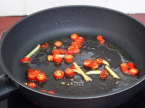 热锅，倒油，把切好的辣椒、生姜放入锅里煸炒出香味、辣椒味。