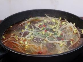 等猪血煮熟，放盐、香葱、香菜，关火即可。鲜嫩香辣，非常好吃。