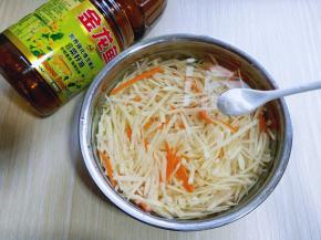 首先将土豆去，胡萝卜去皮后再切丝，加入大口器具中，冷水冲洗两遍，将土豆淀粉冲洗干净，加入一勺盐泡10分钟。
