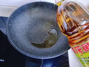 起锅，加入金龙鱼强化维生素A纯香菜籽油。