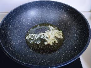 再加入切碎的蒜炒香。