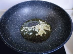 再加入切碎的蒜炒香。