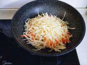 加入土豆丝，胡萝卜丝。