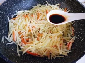 加入生抽，提鲜，快去翻炒，至土豆丝变色！