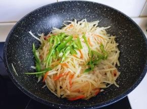 再加入切好的青椒丝，大火快速翻炒均匀出锅。