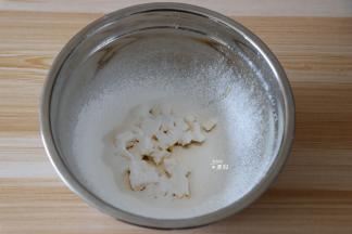 黄油切小块软化后筛入糖粉搅拌均匀；