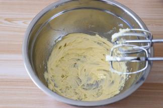 用电动打蛋器打发至颜色变浅体积膨大；