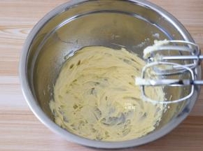 用电动打蛋器打发至颜色变浅体积膨大；