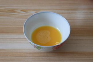 鸡蛋打入碗中，搅打均匀后备用；