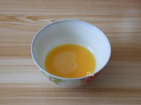 鸡蛋打入碗中，搅打均匀后备用；