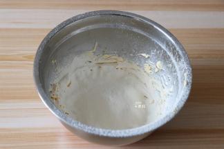 筛入低筋面粉，搅拌均匀；