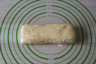 将面团放入保鲜膜内整形好后放冰箱冷藏1小时左右；